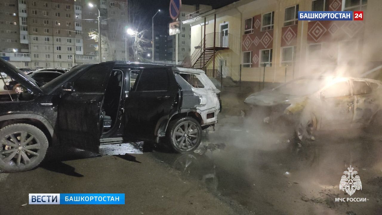 В одном из дворов уфимского Инорса сгорели два автомобиля  Сегодня, 22 ноября, в пятом часу утра в Уфе во дворе по улице Георгия Мушникова огнеборцы потушили горящие автомобили. В результате ЧП пострадавших нет.  Как рассказали в пресс-службе МЧС России по РБ, сначала загорелся автомобиль Nissan Murano, затем огонь перекинулся на рядом припаркованный Changan CS95. В настоящее время устанавливается причина пожара.  Подписаться   Сообщить новости