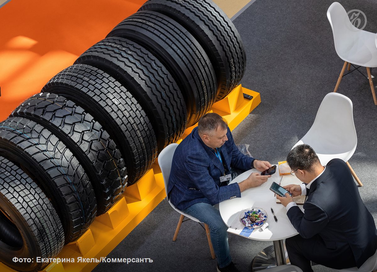 В 2025 году производство шин всех видов в стране сократилось на 21 легковых на 20 Причину этого эксперты видят в наплыве дешевого импорта из Китая на который уже приходится треть шинного рынка РФ тогда как авторынок сжимается По оценкам участников рынка и экспертов 2026 год будет более благоприятным для отечественных производителей из за повышения экосбора ограничивающего оборот дешевых потенциально опасных шин Подписывайтесь на Ъ в Telegram в MAX Оставляйте бусты