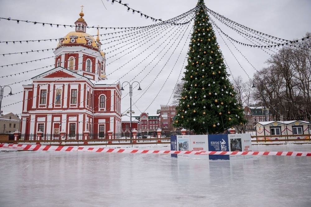 В Кирове временно закрыли общегородские катки  Из-за погоды лёд стал хрупким, катание на коньках может привести к его разрушению. Также возрастает риск падений и травм. Для посетителей закрыли катки на Спасской площади, в Гагаринском парке, на улице Павла Корчагина, 39, в парках ЛПК и Кочуровском.   Как только установится минусовая температура, подрядчик выполнит дополнительную заливку и шлифование ледовых площадок, — сообщил начальник теруправления Первомайского района Сергей Решетников.