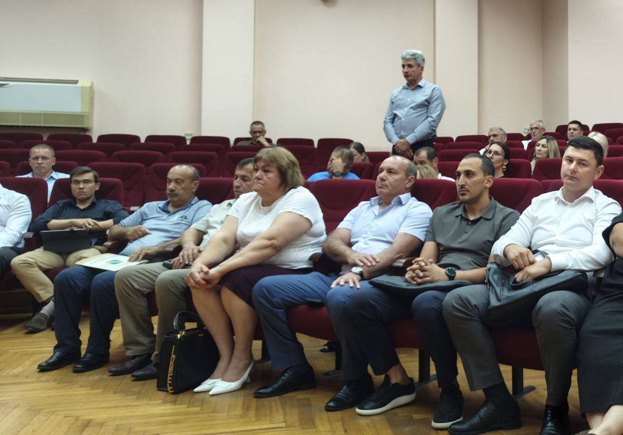 Провел планерное совещание с аппаратом администрации муниципалитета Коллеги отчитались о решении текущих вопросов. Ямочный ремонт улицы Кирова завершается. Рабочие переходят на участок Морского бульвара, где будут менять дорожное полотно и искусственные неровности в районе пешеходного перехода. ⏰ Чтобы не было пробок, для работ дорожники будут выбирать время с наименьшей интенсивностью движения. Автомобилистов прошу обратить внимание на временные дорожные знаки. Все муниципальные пляжи оборудованы камерами видеонаблюдения. Их у нас более сорока. Система видеомониторинга на пляжной территории в Дедеркое будет подключена к единой сети до конца текущей недели. Видеоконтроль – это требование времени. Он помогает отслеживать ситуацию и оперативно реагировать на возникающие проблемы. Как пример, камеры на железнодорожном вокзале. Заезд на кольцо налево запрещён, но там нередко паркуются, игнорируя правила. Видеонаблюдение помогает устанавливать нарушителей, все данные передаются в ГАИ. Кроме того, на месте дежурит патруль ДПС. Поручил отработать совместный с автоинспекторами алгоритм действий, чтобы привокзальная площадь не становилась причиной автомобильного хаоса и постоянных заторов. Особенно в летний период, когда количество машин увеличивается. Также начальники территориальных отделов рассказали об оказанной помощи семьям СВО. Кому-то требуется ремонт крыши в доме, другим – содействие в подключении к коммуникациям. Все вопросы отрабатываются. Руководители лично выезжают на места и узнают, что необходимо близким наших защитников.