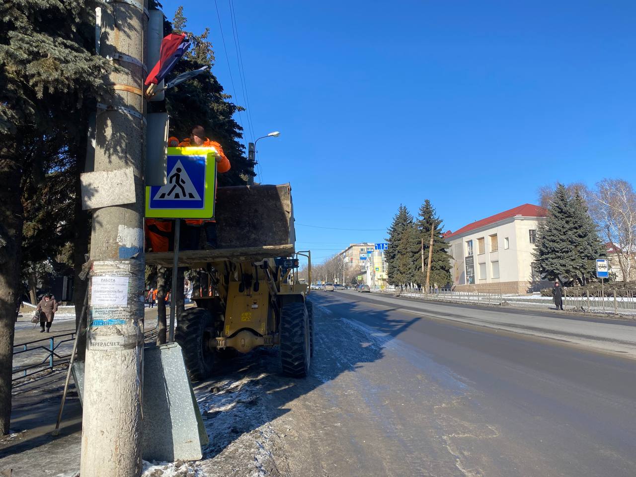 Согласно поручению главы Антрацитовского муниципального округа Сергея Саенко силами и средствами МУП "АДЭУ" активно проводятся работы по замене дорожных знаков в соответствии с заранее установленным графиком.   "На данный момент осуществляется установка знаков «Пешеходный переход» в центре города, что позволит повысить безопасность на дорогах и улучшить ориентирование пешеходов и водителей", - уточнил Сергей Николаевич.  Также важно отметить, что работы проводятся с соблюдением всех установленных норм и правил, чтобы минимизировать неудобства для участников дорожного движения.