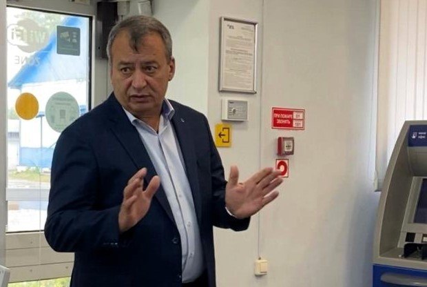 Мэра города Нижнеудинска Иркутской области будут судить за халатность. Следственный комитет направил в суд уголовное дело в отношении мэра Нижнеудинска Юрия Маскаева. Следствие считает, что Маскаев не предпринимал действий для переселения граждан из ветхого и аварийного жилья. В резервном фонде муниципалитета имелись квартиры, в которые можно было переселить нуждающихся, однако их сдавали в аренду гражданам, не относящимся к категории малоимущих. Кроме того, фигурант инициировал продажу трех квартир, находящихся в муниципальной собственности. Вырученные денежные средства не были направлены на ремонт оставшихся квартир или на приобретение другого жилья для предоставления нуждающимся гражданам, — сообщает пресс-центр СК РФ по Иркутской области. В прокуратуре региона рассказали, что граждане, нуждающиеся в жилье, обращались к мэру, но он бездействовал и нарушил конституционные права более 100 человек и членов их семей. Юрию Маскаеву вменяется халатность ч. 1 ст. 293 УК РФ . Ему грозит штраф до 120 тысяч рублей, обязательные работы до 360 часов, исправительные работы до года или арест до 3 месяцев. Фото: Бабр Подпишитесь на «Иркутск политический»
