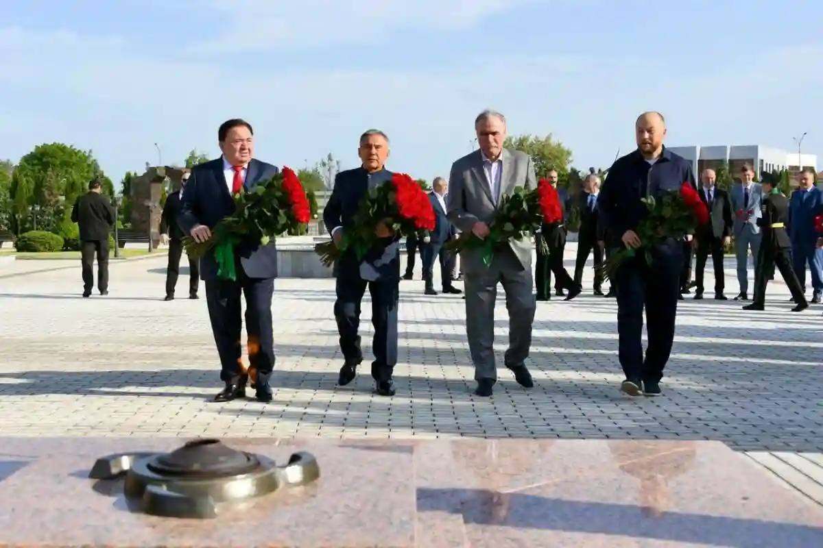 Рустам Минниханов возложил цветы к мемориалу памяти и славы в Назрани Раис Татарстана Рустам Минниханов возложил цветы к мемориалу памяти и славы в Назрани. Об этом сообщила руководитель пресс-службы Раиса РТ Лилия Галимова. Галимова отметила, что утром, перед началом официальных мероприятий, Минниханов возложил цветы к мемориалу, который посвящен памятным датам и событиям Ингушетии. Рустам Минниханов прибыл в Ингушетию в 00:41 по московскому времени. В ходе своего визита он планирует подписать соглашения о сотрудничестве в различных сферах, включая торгово-экономическую, научно-техническую, социальную и культурную. Также Раис Татарстана посетит джейрахские башни – уникальное наследие Ингушетии. Подписаться Сообщить новость