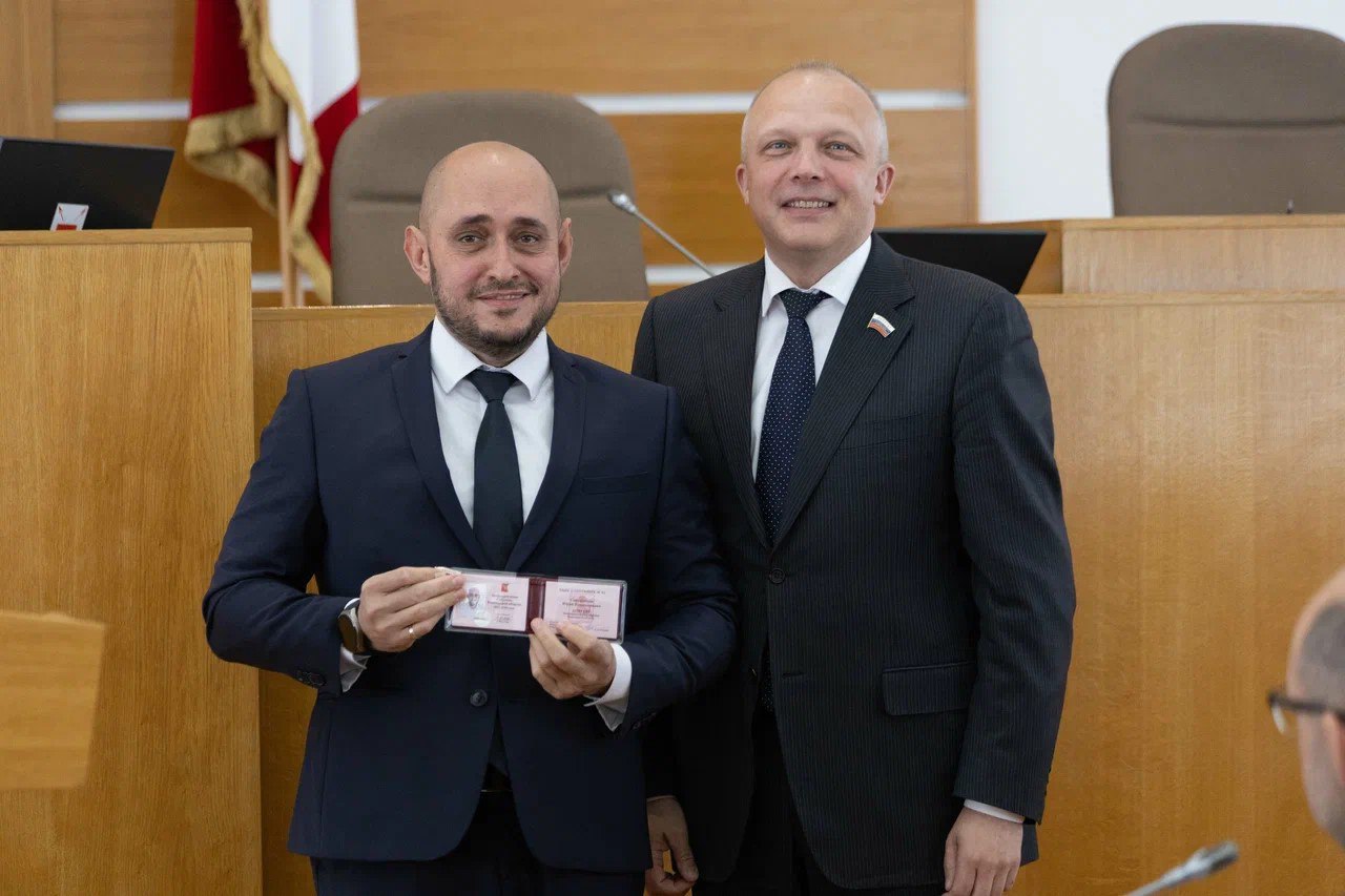 Теперь официально Юрий Сапожников, экс-глава Вологды получил документы депутата Законодательного Собрания Вологодской области и был избран заместителем председателя Законодательного Собрания Вологодской области. Кроме Юрия Сапожникова стал депутатом областного уровня депутат Череповецкой городской Думы Дмитрий Даниличев. Как отметил и.о. председателя Законодательного Собрания Роман Заварин, “Назначения должны укрепить команду областного парламента, а опыт новых депутатов поможет в решении региональных задач”, - уточнил .и.о. председателя Законодательного Собрания Роман Заварин. Связаться с Вологодским Городовым или предложить новость: