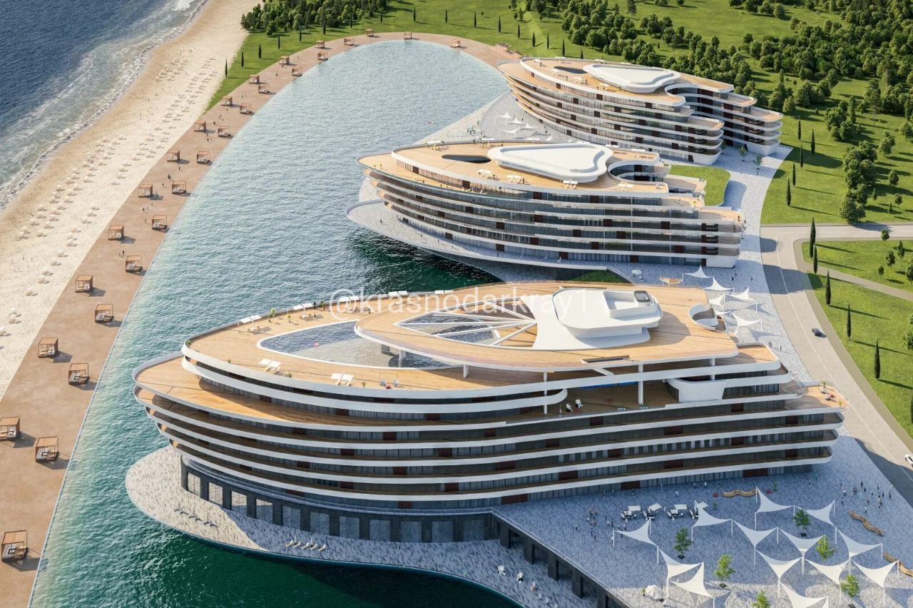 В Краснодарском крае приостановили проектирование курорта "Новая Анапа"   На Краснодарском крае временно приостановлено проектирование курорта "Новая Анапа", однако "стратегически" местные власти от курорта не отказываются. Об этом заявил глава Минэкономразвития Максим Решетников в ходе заседания комитетов Госдумы.   По словам Решетникова, проектирование приостановили по «естественным причинам». «Стратегически [от реализации проекта] не отказываемся, "Новую Анапу" надо развивать. Нам нужен там большой новый курорт, реально нужен, объективно»,— ответил министр на вопрос депутата Сергея Алтухова.   Соглашение о создании курорта в станице Благовещенской было подписано в 2022 году губернатор Краснодарского края Вениамином Кондратьевым и гендиректором АО «Корпорация Туризм РФ» Сергеем Сухановым. Проект предполагал строительство 15,3 тыс. гостиничных номеров и обслуживающей инфраструктуры. Общая сумма инвестиций оценивалась в сумму свыше 500 млн рублей.   Разработку документации по планировке территории "Новой Анапы" планировалось начать в 2025 году с учетом последствий экологической катастрофы - крушения двух танкеров,  засоривших мазутом акваторию и побережье Анапы.  Ваши видео высылайте нам в бот     Подпишись поделись      Прислать  видео новость