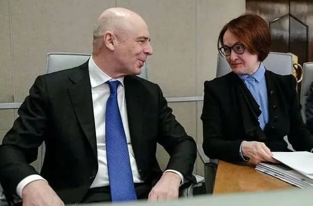 Россиянам пора доставать деньги из под подушки заявил глава Минфина Антон Силуанов По его словам сбережения есть почти у всех но они не работают ни на владельцев ни на экономику Министр призвал учиться управлять деньгами и вкладывать их в российские банковские депозиты а не хранить Также по этому поводу высказалась и глава центробанка Набиуллина newsEconomics