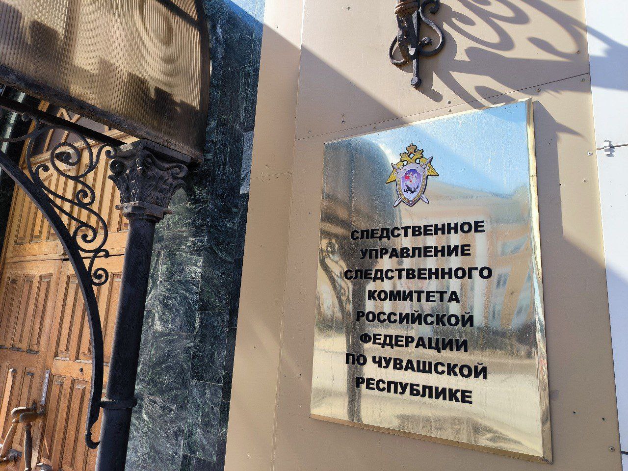 Жительнице Красночетайского округа предъявлено обвинение в издевательствах над дочерью  В Чувашии завершено расследование уголовного дела в отношении 37-летней жительницы Красночетайского муниципального округа, обвиняемой в жестоком обращении с собственной дочерью. По данным следствия, с мая 2024 года по март 2025 года женщина систематически избивала свою 14-летнюю дочь. Все происходило в их доме, в состоянии алкогольного опьянения. Следователи установили, что мать не только применяла физическую силу, но и оказывала психологическое давление, причиняя подростку сильную боль и моральные страдания.   Свои действия она объясняла личной неприязнью к ребёнку. Также установлено, что женщина полностью уклонялась от выполнения обязанностей по воспитанию дочери. Девочка была изъята из семьи и сейчас находится в безопасной среде, вдали от матери.  Следствием собрана достаточная доказательственная база. Уголовное дело направлено в суд для рассмотрения по существу.
