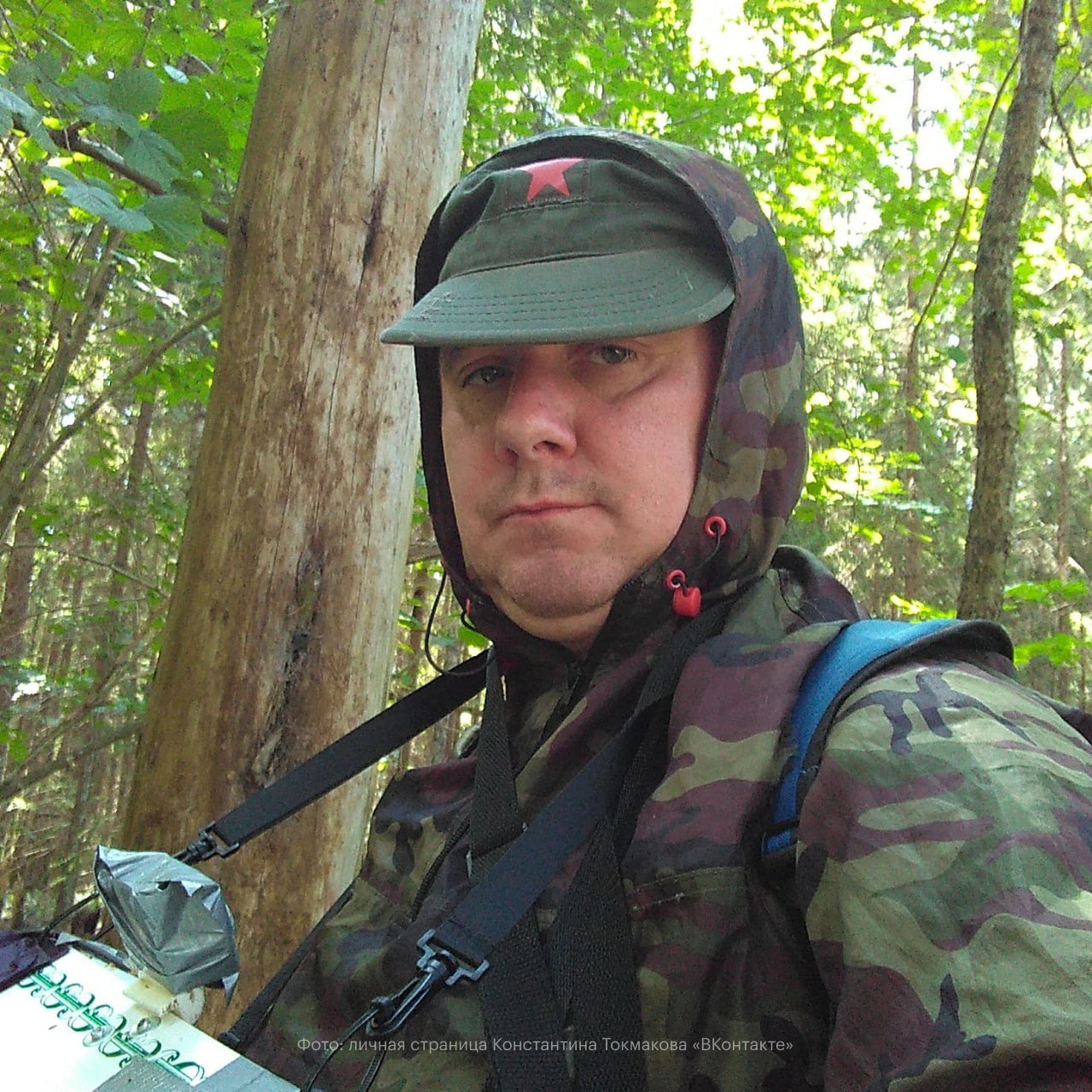 Один из ведущих составителей спортивных карт Токмаков погиб «от рук военных» во Владимирской области. Источник «Медиазоны» рассказал, что на него напали, когда он рисовал карту у воинской части О смерти 52-летнего Константина Токмакова 19 апреля без подробности сообщила Федерация спортивного ориентирования Ленобласти. В одном из чатов по спортивному ориентированию «Медиазона» обнаружила сообщение его жены Полины. Она рассказала, что Токмаков «погиб от рук военных, выполняя государственный контракт по созданию спортивной карты». Супруга добавила, что «преступники задержаны, ведется следствие». Источник в сообществе людей, связанных со спортивным ориентированием, рассказал «Медиазоне», что на Токмакова напали двое военных, когда он рисовал карту рядом с воинской частью. Его избили и бросили в лесу. Токмаков успел передать свои координаты другим картографам и включил специальный фонарик для передачи сигнала SOS, но помощь вовремя не пришла. По словам источника, вскрытие подтвердило, что Токмаков погиб от побоев