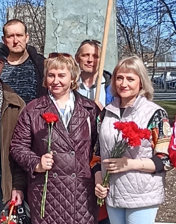 Депутату не давшему построить парковку около Мемориала Славы в Новоалтайске мстят за принципиальность Накануне большой избирательной кампании в Госдуму и Алтайское краевое Заксобрание под ударом оказались самые заметные и активные депутаты фракции КПРФ Власти давят морально административно пытаются всячески запугать выбить из колеи Сегодня в начале седьмого утра обыски прошли у Светланы КЕРБЕР помощницы нашего депутата фракции КПРФ в АКЗС от города Новоалтайска Людмилы КЛЮШНИКОВОЙ Сотрудники правоохранительных органов почти три часа проводили обыск в присутствии несовершеннолетней дочери По ее словам изъяли все банковские карты сотовые телефоны документы на квартиру и машину Светлану необоснованно обвинили в мошенничестве за работу помощником депутата Сейчас ее задержали и допрашивают в Следственном комитете До этого обыски проходили и в помещении Новоалтайского горкома КПРФ Людмила КЛЮШНИКОВА и Светлана КЕРБЕР вели успешную борьбу против планов местных олигархов по обустройству парковки на территории прилегающей к Мемориалу Славы Подняли общественность пошли против интересов крупного бизнеса и городской администрации На фоне этого возмущает бездействие правоохранительных органов когда Людмила КЛЮШНИКОВА сама обращалась к ним за помощью Так в июне в доме депутата разбили окна но результатов расследования нет до сих пор Совсем недавно 11 ноября в центре Новоалтайска прямо под камерами у Людмилы порезали колеса на машине Наконец когда избили ее сына участника СВО расследование тянется уже полтора года Несмотря на то что все обвиняемые были известны полиции но в итоге в деле остался только один фигурант Иначе как политической расправой все эти события назвать невозможно Мною направлены обращения директору Федеральной службы безопасности Александру БОРТНИКОВУ председателю Следственного комитета России Александру БАСТРЫКИНУ и Генеральному прокурору Александру ГУЦАНУ с просьбой проверить законность действий правоохранительных органов