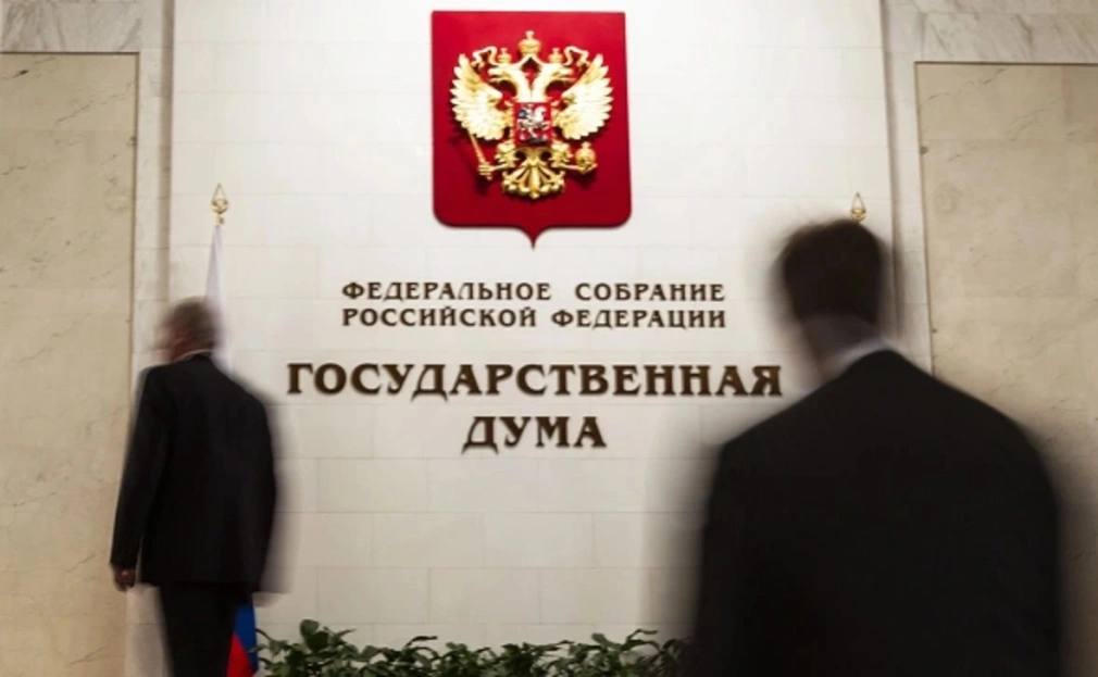 Госдума осенью рассмотрит проект Башкирии о новом запрете для иноагентов  Совет Госдумы включил в план законопроектной работы в период осенней сессии на октябрь 2025 года законопроект Госсобрания Башкирии о противодействии иностранному влиянию. Об этом сообщил спикер регионального парламента Константин Толкачев.  Башкирия предлагает запретить иноагентам выступать учредителями средств массовой информации и издательств для производства и распространения информации для детей.   Инициативу внесли в нижнюю палату парламента в начале июня. По словам Толкачева, поправки призваны оградить общество от деструктивного информационного влияния.    РБК-УФА