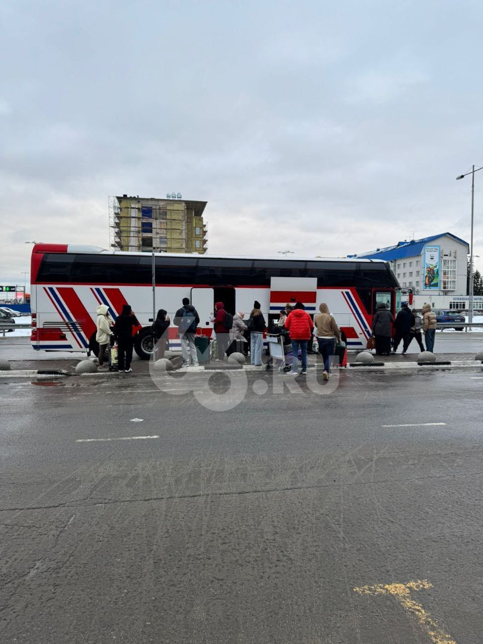 Летевший в Екатеринбург из Дубая самолет приземлился в Уфе   В пресс-службе Кольцово объяснили, что экипаж Flydubai принял такое решение из-за плохой погоды, при этом остальные лайнеры прибыли ночью по расписанию. Наша читательница Дарья, летевшая этим рейсом, рассказала  .RU, что пассажиры просидели в самолете с двух часов ночи до семи утра:  «Потом нас выпустили в санитарную зону, сказав, что самолет дальше не летит. Сейчас нам предлагают на автобусах добираться 9 часов»