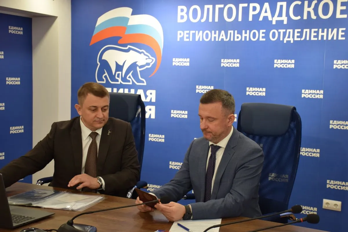 Депутат Госдумы Андрей Гимбатов подал заявление на участие в предварительном голосовании Единой России Он выдвинул свою кандидатуру по Михайловскому одномандатному избирательному округу 86 Андрей Гимбатов совместно с депутатом Госдумы Виталием Лихачевым ведут работу с добровольческим штурмовым отрядом Бессмертный Сталинград Он был создан в октябре 2022 года С начала 2023 го отряд активно участвует в боях в ходе специальной военной операции Сегодня подал документы для участия в предварительном голосовании Единой России Для меня это очень ответственный шаг Если партия и жители доверят мне представлять их интересы то готов и дальше работать на благо Волгоградской области Важно отметить усиление роли партии в нашем регионе поскольку региональное отделение Единой России возглавил губернатор Волгоградской области Герой России Андрей Бочаров Поэтому уверен что все позитивные изменения которые произошли за последнее десятилетие в нашем регионе масштабные проекты и инициативы будут и дальше реализовываться прокомментировал Андрей Гимбатов Прием заявлений и выдвижение кандидатов стартовало 11 марта и продлится до 30 апреля Регистрация избирателей начнётся 20 апреля и завершится 29 мая Само предварительное голосование будет проходить с 25 по 31 мая События по волгоградски по волгоградски Подписывайся в МАХ