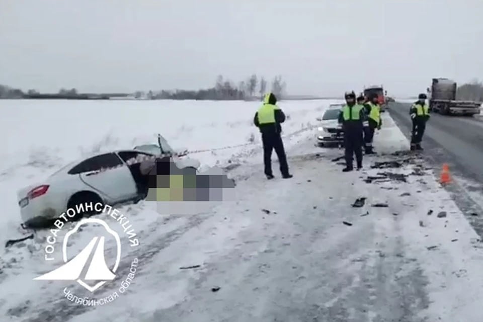 «Никто не был пристегнут»: в Челябинской области три человека погибли при лобовом столкновении машин  Смертельная авария случилась утром 9 января в Увельском районе. На трассе Челябинск-Троицк лоб в лоб столкнулись Nissan Almera и LADA Vesta. 38-летний водитель Nissan во время снегопада выехал на встречную полосу и там врезался в LADA.  На месте аварии погибли водитель иномарки, 47-летний водитель отечественной машины и ехавшая с ним 48-летняя пассажирка. 30-летняя пассажирка Nissan получил травмы, но осталась жива. С места аварии женщину увезли в больницу.  — В момент ДТП никто не был пристегнут ремнями безопасности, — рассказали в Госавтоинспекции Челябинской области.