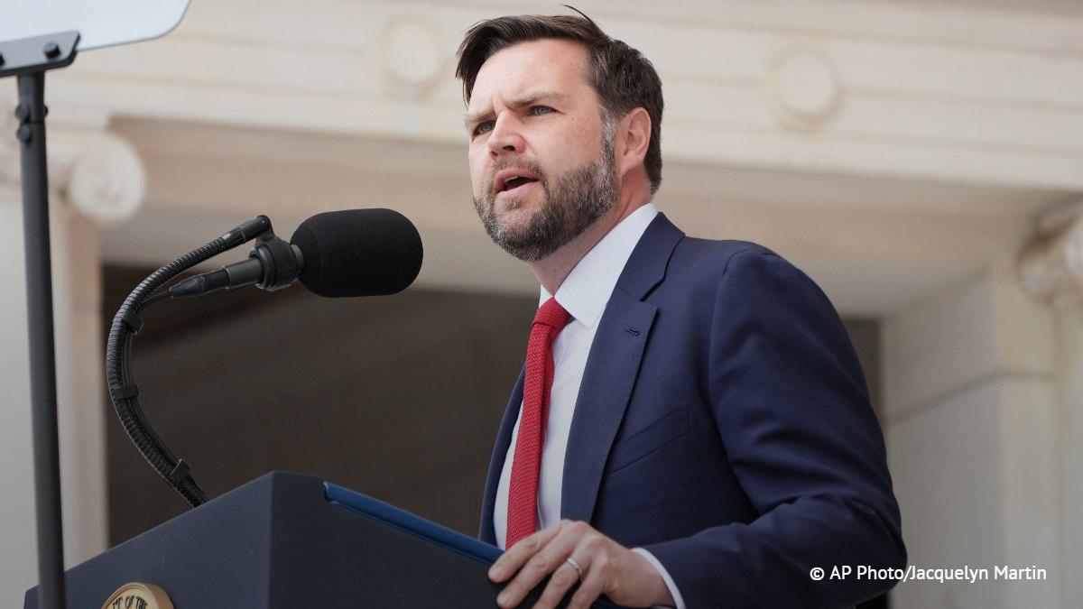 Вэнс 6 июня позвонил Маску и призвал его прекратить конфликт с Трампом, пишет WSJ. Отмечается, что вице-президент США встал на сторону Трампа, но при этом не критиковал предпринимателя. #Россия #Z #Зеленский #украина #победаzaнами #BarguZin24 БаргуZин Vk YouTube TikTok X