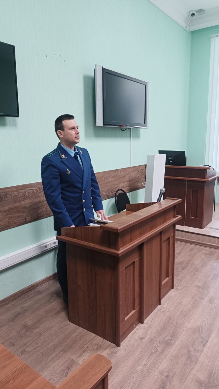 Прокуратура Саратовской области в суде поддержала государственное обвинение по уголовному делу в отношении 38-летнего уроженца Ульяновской области. Он признан виновным по п. «з» ч. 2 ст. 105 УК РФ убийство, сопряженное с разбоем , п. «в» ч. 4 ст. 162 УК РФ разбой , ч. 1 ст. 167 УК РФ умышленное уничтожение чужого имущества . Установлено, что 16 апреля 2024 года ранее неоднократно привлекавшийся к уголовной ответственности мужчина, находясь совместно с потерпевшим в автомобиле ГАЗель вблизи с. Междуречье Вольского района, из корыстных побуждений нанес ножом 3 удара в грудь последнего, отчего наступила его смерть. После чего, подсудимый похитил принадлежащие потерпевшему мобильный телефон и 300 тыс. рублей, а впоследствии поджег машину, уничтожив ее, чем причинил собственнику материальный ущерб в размере свыше 442 тыс. рублей. В судебном заседании государственным обвинителем суду представлена исчерпывающая совокупность доказательств, при исследовании которой, сопоставив показания свидетелей, с выводами, проведенных по уголовному делу экспертиз, суд пришел к выводу о доказанности вины подсудимого в совершении инкриминируемых преступлений. Подсудимый под тяжестью предъявленных доказательств вину признал в полном объёме. Суд, учитывая позицию государственного обвинителя, по совокупности преступлений назначил виновному наказание в виде 23 лет лишения свободы с отбыванием в исправительной колонии строгого режима, с ограничением свободы на 1 год 6 месяцев.