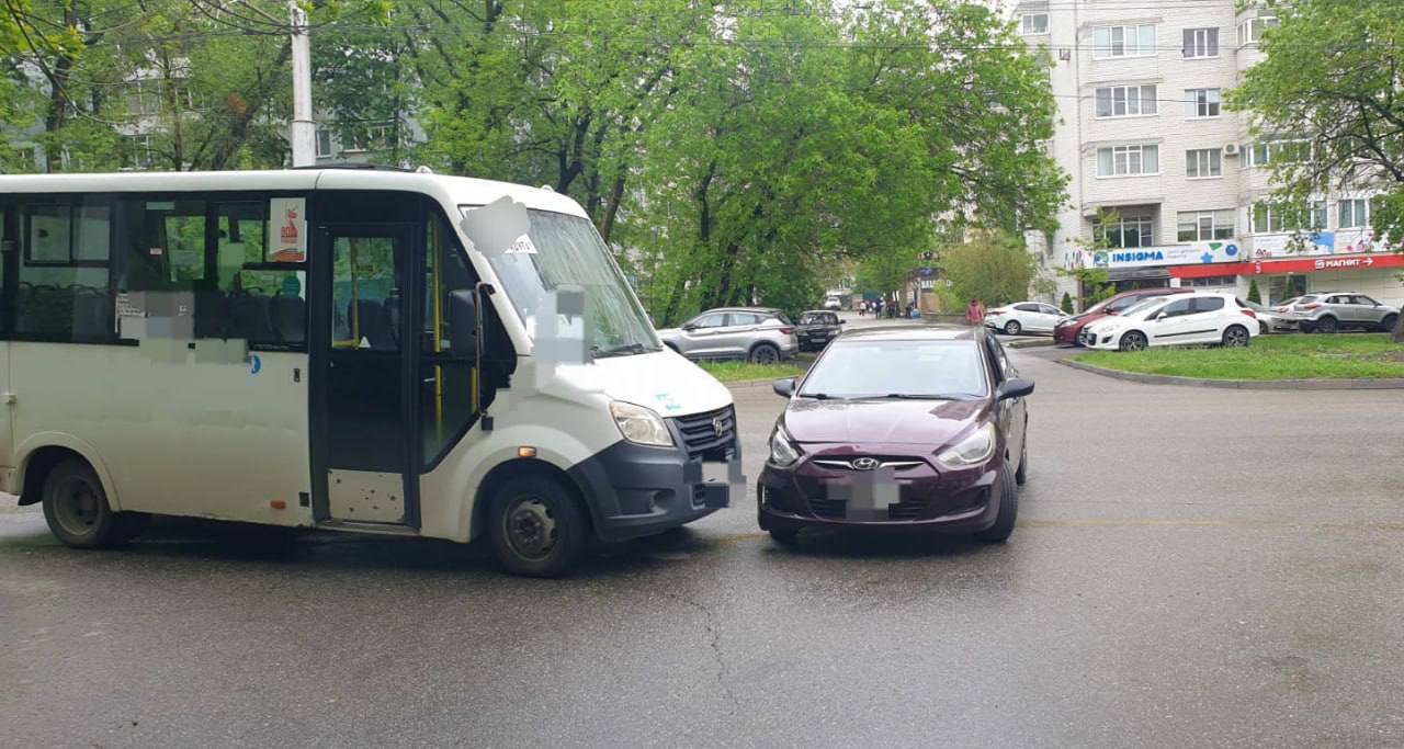 В Ставрополе нарушение очередности проезда стало причиной столкновения лёгкого автомобиля и маршрутного транспорта По предварительным данным, 13 мая в 11 часов 40 минут водитель автомобиля «Хендай», двигаясь по улице 50 лет ВЛКСМ краевой столицы, совершая маневр левого поворота, не убедился в безопасности и допустил столкновение с маршрутным транспортным средством «ГАЗель», который двигался во встречном направлении. С травмой в городскую больницу обратилась 11-летняя пассажир маршрутного транспортного средства, ей назначили амбулаторное лечение. За рулем иномарки находился 75-летний местный житель, который за последние два года не привлекался к ответственности за нарушение правил дорожного движения. Маршрутное транспортное средство двигалось по внутригородскому маршруту, в момент ДТП в салоне находилось 8 человек. Детальные обстоятельства происшествия, а также степень ответственности обоих водителей устанавливается. Проводится проверка.