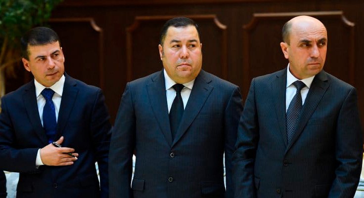 Бывший гендиректор Международного аэропорта Душанбе Исматулло Абдуллозода и несколько его бывших подчиненных подозреваются в хищении около 1,245 млрд сомони  примерно $133 млн  через компании-однодневки. Об этом 8 августа на пресс-конференции сообщил председатель Антикоррупционного агентства Таджикистана Сулаймон Султонзода, передает «Азия-плюс».  По словам Султонзода, против 22 человек, включая Исматулло Абдуллозода, возбуждено уголовное дело. В числе задержанных также бывший  как и все остальные  заместитель гендиректора Аслиддин Маликов, начальник службы обеспечения и обслуживания аэропорта Мухриддин Давлатов, заведующий складом, главный бухгалтер и казначей аэропорта. Выяснилось, что обвиняемые, используя фирмы-однодневки, вывели и присвоили средства аэропорта под видом закупок товаров и материалов на сумму 1,245 млрд сомони, при этом доля Абдуллозода составила 961 млн сомони  свыше $100 млн .  На сегодня в госбюджет возвращен 281 млн сомони  около $30 млн , работы по возврату оставшихся средств продолжаются.    Подробности на нашем сайте