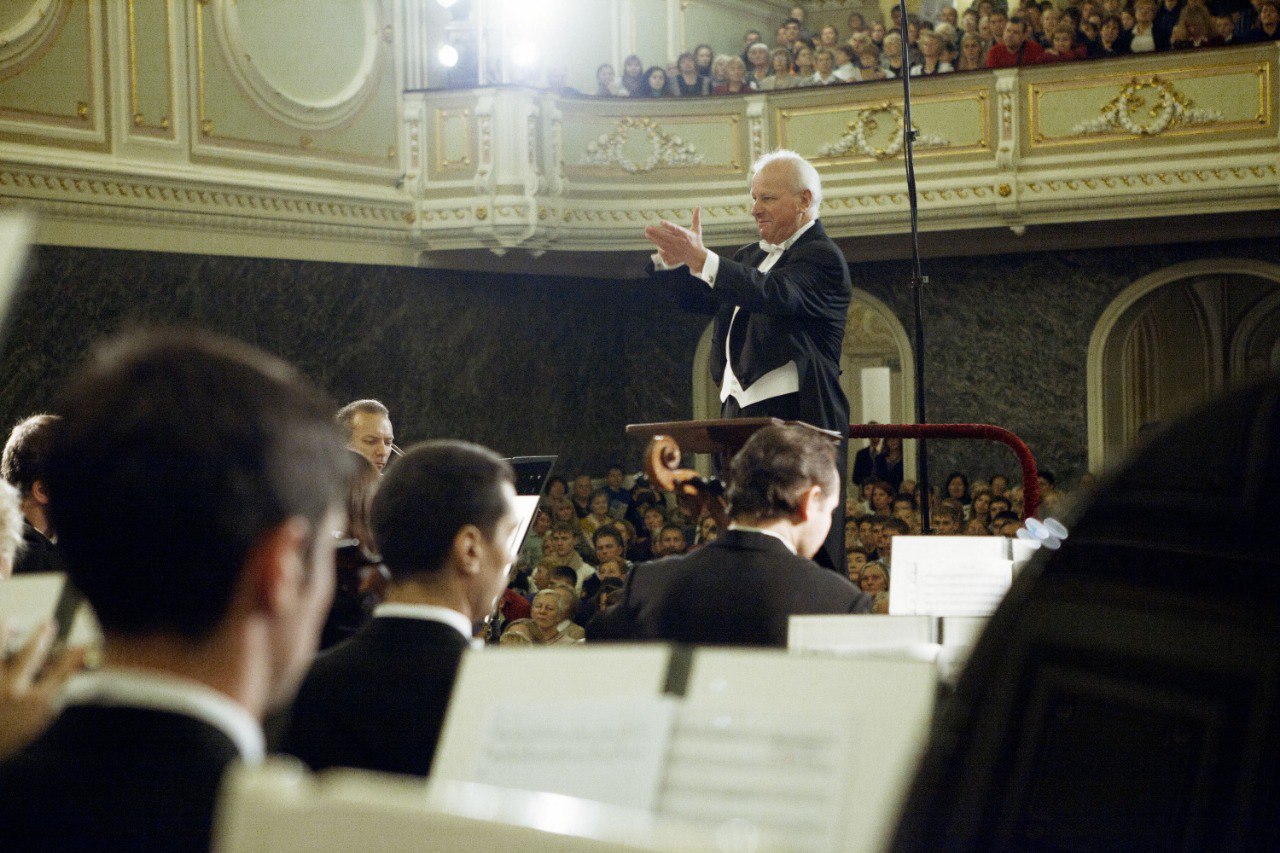 Напоминаем что 24 января в Капелле состоится концерт посвященный 90 летию Владислава Чернушенко Выдающийся дирижер и хормейстер педагог и просветитель Владислав Александрович принадлежит к числу тех мастеров которые определяют облик русского хорового искусства В этот вечер в исполнении Хора и Симфонического оркестра Капеллы прозвучит Симфония 5 ми минор Чайковского а также Ораториальная сюита из оперы Виринея Слонимского В галерее Капеллы будет проходить специальная выставка к юбилею маэстро в которой будут представлены различные исторические фотографии личные вещи портреты афиши бюсты ноты диски и многое другое что связано с жизнью великого дирижера