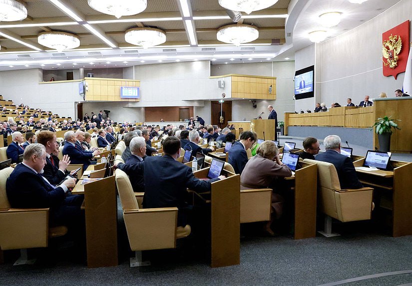 Госдума одобрила передачу контроля над майнингом Минфину Государственная Дума приняла в первом чтении законопроект наделяющий Министерство финансов РФ полномочиями по контролю в сфере оборота цифровой валюты и майнинга Сейчас надзорные функции в этой области выполняет Федеральная налоговая служба Как пояснил зампредседателя комитета Госдумы по экономической политике Сергей Алтухов это позволит государству действовать быстрее и гибче Поскольку рынок криптовалют меняется очень быстро и связан с высокими рисками контролирующим органам нужна большая свобода маневра отметил он  Алтухов добавил что действующий общий закон о госконтроле делает надзор медленным из за множества процедур Новый порядок устанавливаемый Минфином позволит проводить внеплановые проверки и оперативно реагировать на нарушения эффективнее управляя рисками в этой сфере Всё о событиях на Кубани в MAX