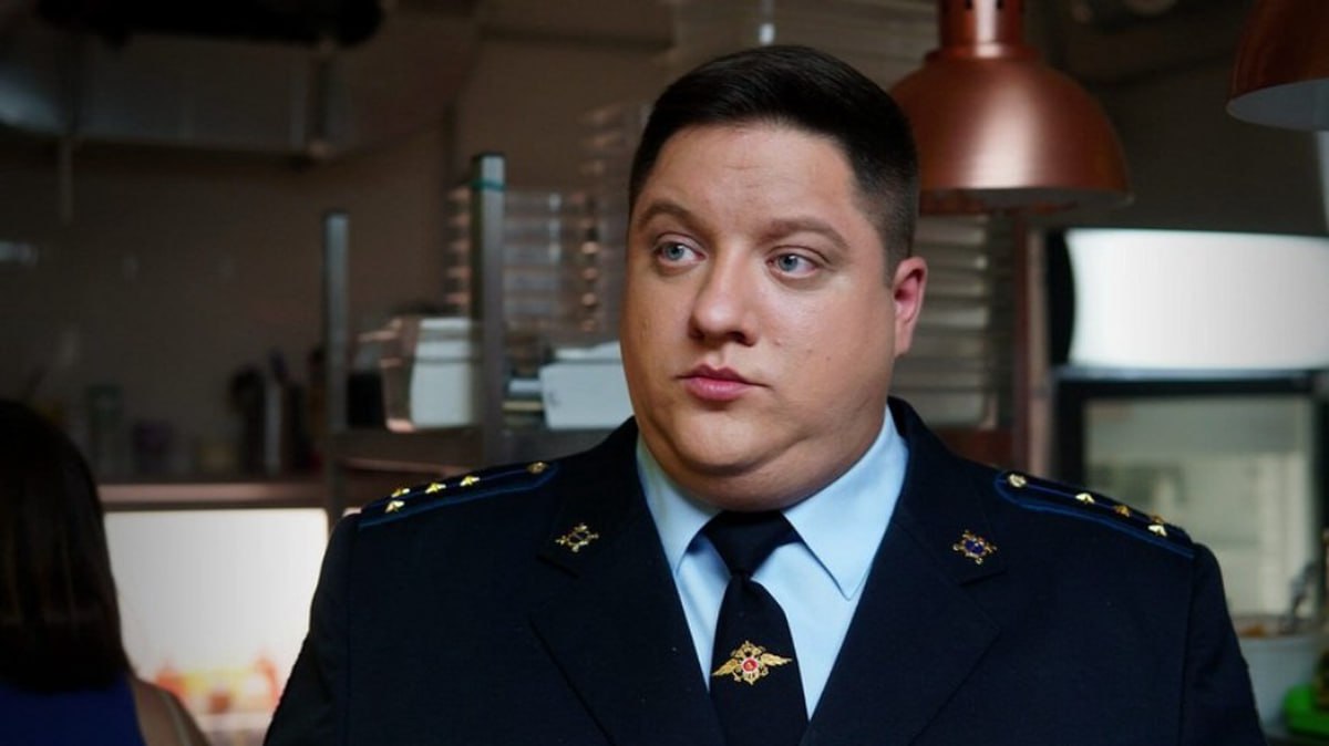 Умер звезда сериала Полицейский с Рублевки Роман Попов Актеру было 40 лет Он долгое время боролся с раком головного мозга Подписаться на truekpru Читать нас в MAX