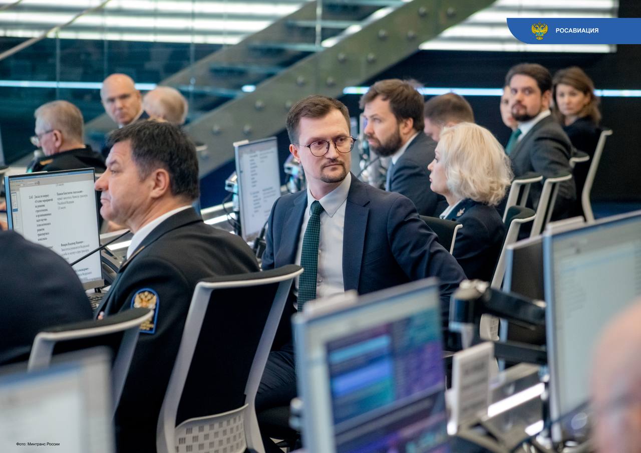 Ключевые направления дальнейшей работы по отрасли БАС обозначили сегодня на первом заседании коллегии Минтранса по науке где обсудили план реализации Концепции научно технологического развития отрасли до 2035 года Подробнее о работе по направлению рассказал замруководителя Росавиации Андрей Потемкин Технологии высокоавтоматизированных беспилотных и автономных транспортных средств Направление включает развитие городской и региональной аэромобильности включая перспективные аэротакси с вертикальным взлетом и посадкой коммерческую доставку дронами использование роверов в аэропортах Инновации в сертификации и поддержании летной годности воздушных судов Развитие цифровой сертификации и применение цифровых двойников обеспечение цифрового контроля аутентичности компонентов воздушных судов их предиктивное обслуживание на основе рекомендаций искусственного интеллекта Развитие отраслевого законодательства и нормативно технической документации Уже сегодня мы приступили к интеграции новых видов авиации дроны электрические воздушные суда с вертикальным взлетом и посадкой В перспективе ожидается внедрение гиперзвуковых воздушных судов и технологий углеродной нейтральности Кроме того требуется дальнейшее развитие законодательства для укрепления технологического суверенитета России   Дроны голос Росавиации Наши каналы в MAX и telegram