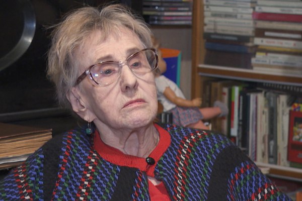 В Санкт Петербурге скончалась блокадница Нина Сахарнова Ей было 104 года сообщила внучка Вероника Колдина На своей странице в TikTok она делилась воспоминаниями о жизни в блокадном Ленинграде и размышлениями о сегодняшнем дне Родившаяся в 1921 году женщина рассказывала о Великой Отечественной войне и быте 30 х годов Пользователи задавали ей вопросы о Есенине Сталине и других известных личностях с которыми она жила в одно время Церемония прощания с блокадницей запланирована на 3 декабря Подписаться на Говорит Москва Telegram VK MAX