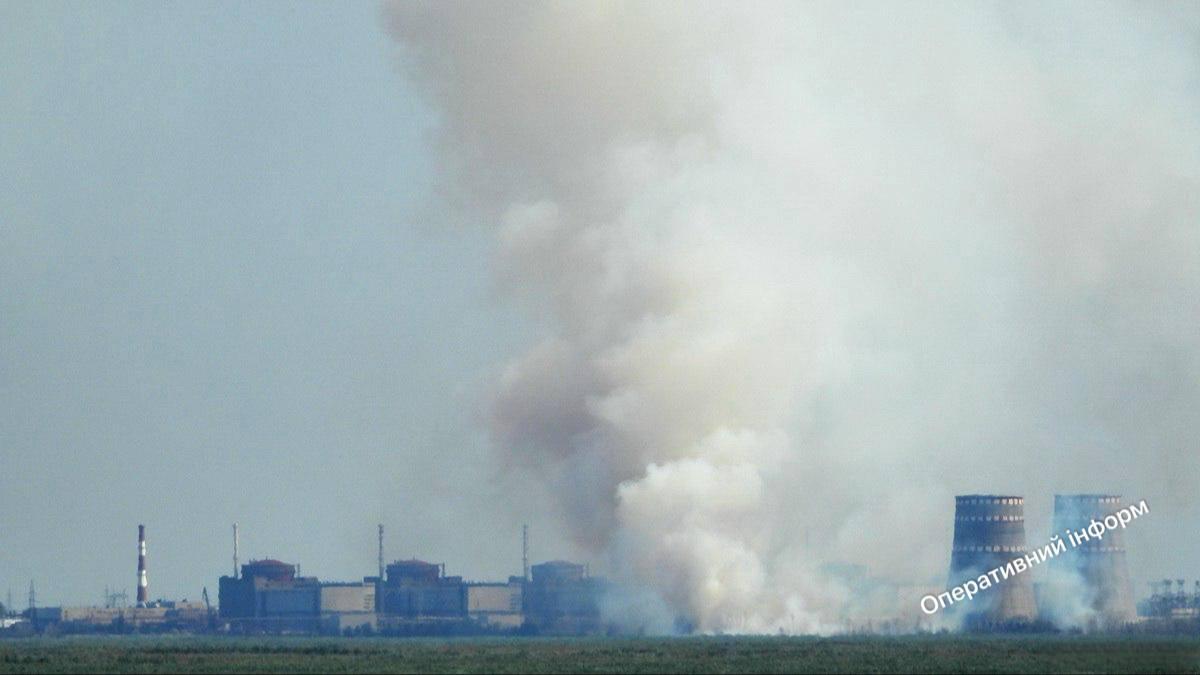На Запорожской АЭС — сильное задымление  Фотографии станции в дыму начали распространяться по местным телеграм-каналам. Причины задымления пока неясны.   Россия, которая контролирует станцию, ситуацию не комментировала.   Обновлено. Назначенный Россией «губернатор» Евгений Балицкий заявил, что пожар начался после обстрела ВСУ. По его словам, горит сухая трава, никакой опасности для станции нет.   ———  Фото: телеграм-канал «Оперативний інформ»