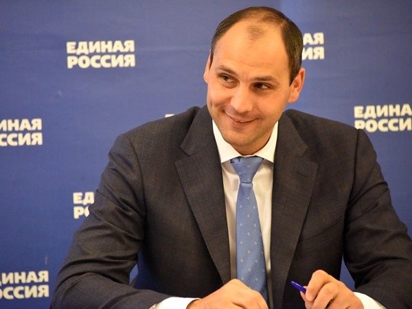 «Единая Россия» будет выдвигать Дениса Паслера на пост губернатора Свердловской области. Конкурентом врио губернатора был действующий мэр города Алексей Орлов. Но внутрипартийное голосование выбрало Паслера. Скорее всего, конкурентами Паслера от других партий будут Александр Ивачёв от КПРФ, Рант Краев от «Новых людей», Александр Каптюг от ЛДПР и Андрей Кузнецов от «Справедливой России: За правду». Ожидается, что выборы пройдут с 12 по 14 сентября. А вы за кого будете голосовать на выборах губернатора, если список останется тем же? Фото: «Единая Россия». Подписаться Новости Екатеринбурга