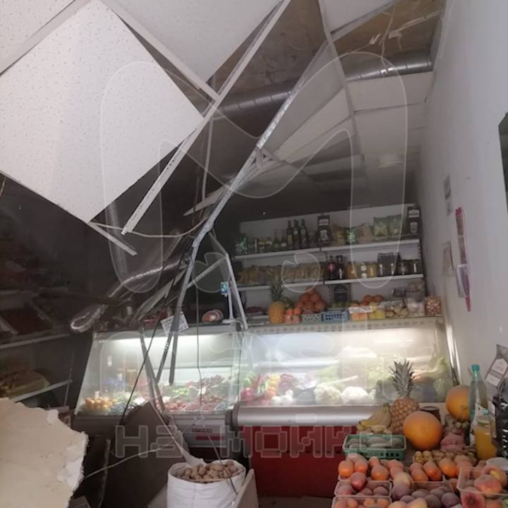 Потолок рухнул в фруктово-овощной лавке на Садовой улице — фото с места. Предварительно известно, что по счастливой случайности никто из сотрудников не пострадал — в магазине лишь побитые и грязные плоды. Mash на Мойке — новости СПб