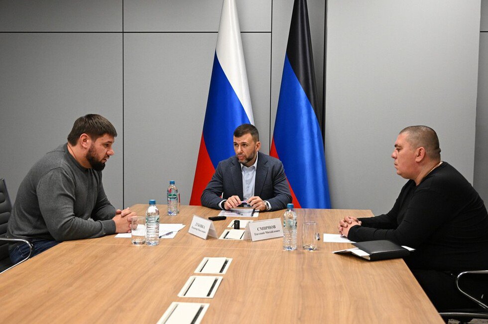 Сменить порыв на прорыв Пушилин поставил задачи новому директору фонда МКД Смена директора произошла из за жалоб жителей на неудовлетворительную работу фонда Новым руководителем стал Евгений Смирнов с 25 летним стажем работы в отрасли ЖКХ Глава ДНР Денис Пушилин поставил Смирнову первоочередные задачи включая работу по подаче тепла в МКД Цель сделать нашу республиканскую систему ЖКХ примером для других регионов России В том числе за счет цифровизации и прозрачности расчетов и трат отметил руководитель региона Читать полностью Фото тг канал Главы ДНР Дениса Пушилина Подпишись на нас в MAX