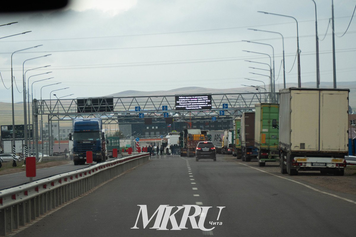 Объем грузооборота на пунктах пропуска в Забайкалье увеличится почти в два раза к 2030 году. Через границу в крае перевозят уголь, руду, нефтепродукты, оборудование, самоходную технику, продукты сельского хозяйства и товары народного потребления. Так, в 2024 году всего перевезли 25 млн тонн, а в 2025 году объем грузооборота составил уже 26 млн рублей. Власти ожидают, что с каждым годом эти цифры будут расти. «К 2030 году планируемый грузооборот через пункты пропуска в Забайкалье значительно увеличится за счёт проводимой реконструкции и модернизации пунктов пропуска, а также планируемых к реализации новых инвестиционных проектов», - говорится в сообщении со ссылкой на министра планирования и развития Забайкалья Альбину Корешкову. Подписаться —