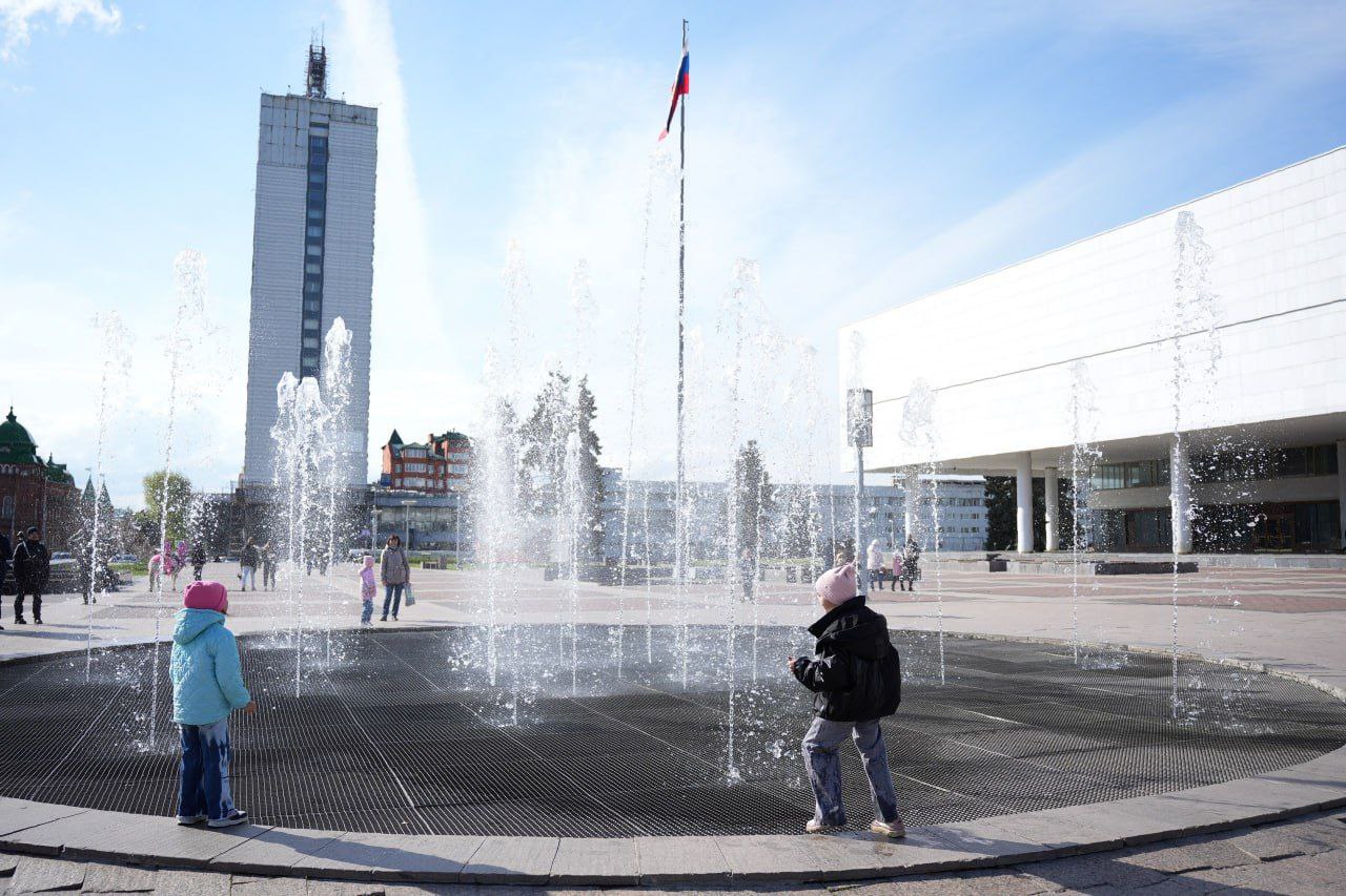 В Ульяновске 1 мая запустили городские фонтаны По поручению главы города Александра Болдакина в течение апреля специалисты УМУП «Ульяновскводоканал» проводили подготовку оборудования, помывку и очистку чаш для воды. Сегодня в 11.00 начали работать 18 городских фонтанов. Это – восемь плавучих фонтанов на реке Свияга, светомузыкальный на площади Ленина, два фонтана на бульваре Новый Венец напротив УлГПУ и Краеведческого музея , в скверах «Экран» и им. Ивана Яковлева, в парках «Винновская роща» и им. Александра Матросова, у ККК «Современник», на остановке «Универсам», а также фонтан-памятник «Симбирский водовоз». В 17 часов на площади у киноконцертного комплекса «Современник» в торжественной обстановке состоялся запуск фонтана, который сопровождался тематической программой и праздничным концертом, подготовленными творческими коллективами «Централизованной клубной системы». Мероприятие посетили больше 500 жителей и гостей Ульяновска.