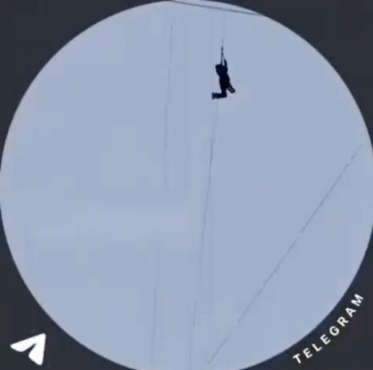 16 летняя девушка сорвалась с канатной дороги в Камчике Как стало известно инцидент произошел сегодня 11 декабря 16 летняя девушка упала вниз во время катания на зиплайне из за возникшей технической неисправности На видеозаписи распространившейся в соцсетях девушка некоторое время держалась за трос затем сорвалась и упала на камни По информации пресс службы Главного управления МЧС девушка была оперативно доставлена в больницу Дангаринского района В настоящее время сообщается что ее состояние стабильное Остерегайтесь фейков Это единственный официальный канал NovostiUZ Подпишитесь чтобы получать достоверные новости и актуальные курсы валют   Вы с Telegram Premium Поддержите нас одним нажатием Ссылка на пост   telegram me NovostiUZ 59689