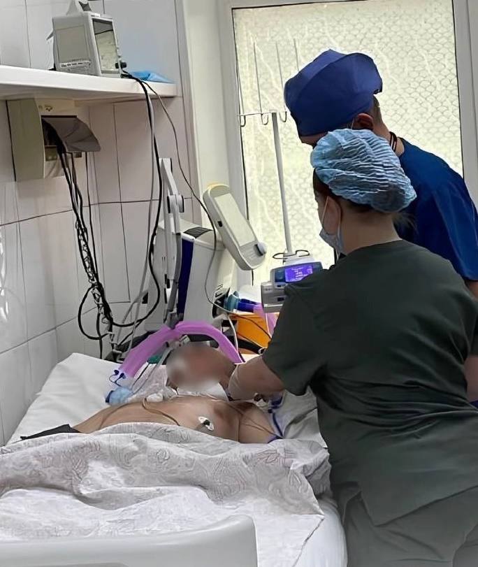 Водитель потерял сознание из-за укуса шершня и влетел в столб в Приморье. Мужчину в обмороке заметили прохожие — он лежал возле разбитого грузовика. Люди помчали в ближайшее село Глуховка, попросили помощи у медиков. На место приехала фельдшер Татьяна Малкова. Она быстро поняла, что у пострадавшего отёк Квинке. Ввела антигистаминное и гормоны, чтобы снять сильнейшую аллергическую реакцию — благодаря её действиям шофёра удалось спасти. После скорая увезла его в больницу.