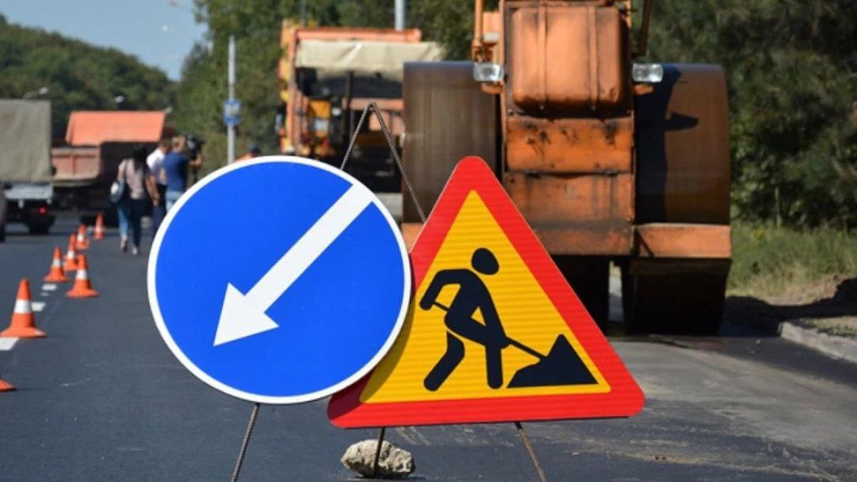 Ещё одну улицу в Астане закроют из-за ремонта  Жителей и гостей столицы предупредили о частичном перекрытии движения транспорта на одной из городских улиц.   В пресс-службе Управления транспорта и развития дорожно-транспортной инфраструктуры Астаны рассказали, что речь идёт об улице Жанаконыс, где десять дней будет идти средний ремонт.  «С 15 по 25 апреля проезд будет частично перекрыт на участке от улицы Бабатайулы до проспекта А. Кенжина. Движение транспорта будет организовано в обоих направлениях по одной из сторон. Для обеспечения безопасности и минимизации неудобств, будут установлены временные дорожные знаки и указатели», – пояснили в Управлении.  Фото: пресс-служба акимата Астаны    /CentralMediaNews