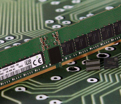 Цены на ОЗУ выходят из под контроля за неделю стоимость чипов DDR5 выросла на 30 TrendForce Дефицит оперативной памяти продолжает набирать обороты а стоимость чипов ОЗУ с каждой неделей устанавливает новые рекорды Об этом сообщают журналисты тематического портала ITHome со ссылкой на свежий отчет TrendForce Согласно их данным только за последнюю неделю спотовые цены на память стандарта DDR5 выросли на целых 30 из за дисбаланса спроса и предложения