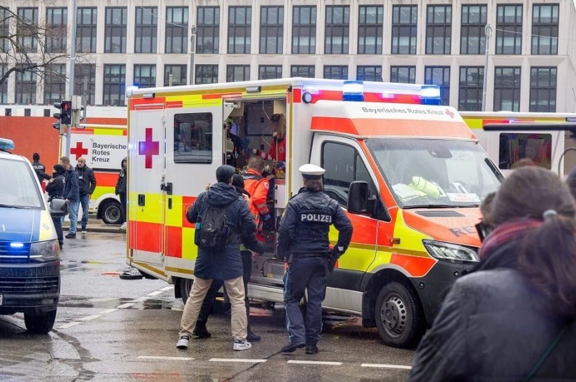 Разбилась прямо на глазах детей Воздушная гимнастка в Германии погибла во время выполнения трюка В немецком городе Баутцен во время циркового шоу воздушная гимнастка сделала неудачный трюк упав с трапеции Погибшей была 27 летняя Марина Барсело выступавшая в цирке Пола Буша Девушка родом из испанского острова Майорка Она занималась гимнастикой свыше десяти лет С 2018 года Барсело работала в разных цирковых коллективах Гимнастка сорвалась с трапеции которая находилась на высоте примерно пяти метров от земли К девушке после падения сразу же подбежал персонал цирка и попытался оказать первую помощь Однако это оказалось безрезультатно она скончалась на месте Подписаться на truekpru Читать нас в MAX