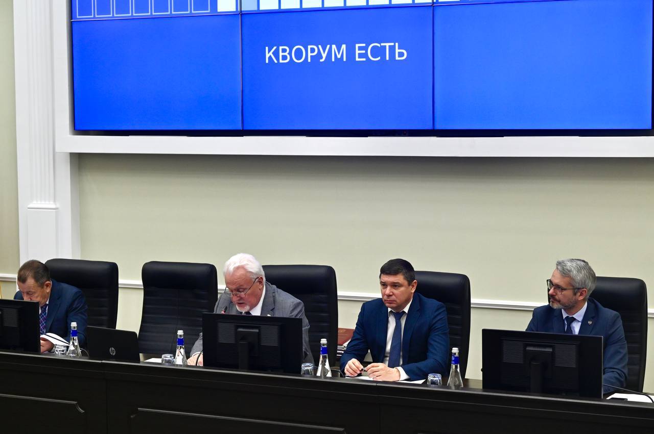 29 октября депутаты Тамбовской областной Думы рассмотрели изменения в главный финансовый документ области Законопроект внес глава региона Евгений Первышов Законодатели одобрили увеличение расходов бюджета области на 2025 год на сумму 1 8 млрд рублей для участников СВО и членов их семей Ранее депутаты также поддерживали инициативы руководителя региона Евгения Первышова об увеличении выплат участникам СВО Для этой категории населения установлена новая дополнительная мера социальной поддержки в виде предоставления денежной выплаты на приобретение твердого топлива уголь дрова в размере 11300 рублей Таким образом помощь тем кто защищает нашу безопасность и национальные интересы остается абсолютным приоритетом в работе органов власти В зоне особого внимания региональной власти остается поддержка семей с детьми По нацпроекту Семья с 1 января 2025 года действует единовременная денежная выплата в размере 300 000 рублей женщинам до 35 лет родившим третьего ребенка Теперь единовременная денежная выплата в размере 300 000 рублей будет выплачиваться мамам до 35 лет родившим третьего и последующих детей Также всем вводится дополнительная выплата в 5 000 рублей на каждого ребёнка рождённого на территории Тамбовской области С 1 января 2026 года семьям где есть дети страдающие целиакией или фенилкетонурией которым требуется особое низкобелковое питание а таких детей в регионе 47 будет представлена ежемесячная денежная выплата в размере 5 000 рублей Ранее с этим вопросом на личном приёме ко мне обращались жители Рассказовского округа сообщил Евгений Первышов в своих социальных сетях Фото Павел Васильев Наши новости в МАХ