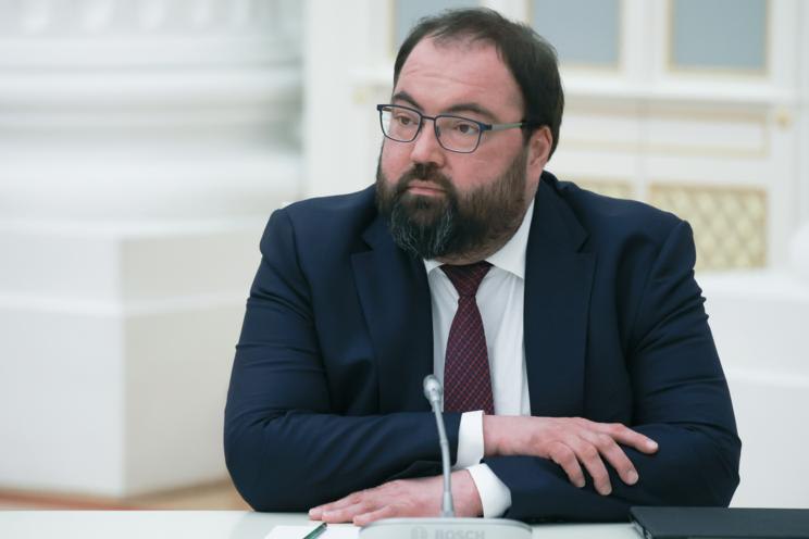 За просрочку перехода КИИ на российский софт предложили штрафовать Минцифры РФ предлагает накладывать оборотные штрафы на компании за нарушение сроков перехода на отечественное программное обеспечение ПО на значимых объектах критической информационной инфраструктуры КИИ которые определены правительством РФ Об этом в рамках CNews Forum рассказал министр цифрового развития РФ Максут Шадаев Естественно она схема перехода на российское ПО объектов КИИ прим ТАСС не будет работать без определенного элемента принуждения к сожалению Наше предложение что должны быть штрафы для заказчиков если они в установленные сроки на тех объектах КИИ которые определены правительством не перешли на российские решения сказал министр добавив что Минцифры готовит соответствующий законопроект Он пояснил что штрафы будут накладываться за то что компания не классифицировала свои решения как объекты КИИ и что она не перевела на отечественное ПО свои объекты КИИ Минцифры будет предлагать для наших заказчиков оборотные к сожалению Сейчас мы обсуждаем уровень оборотных штрафов И надо будет платить их ежегодно если ты не переходишь на российские решения В этом смысле наверное российские компании могут остаться на зарубежном софте но ежегодно выплачивая оборонные штрафы если они своевременно не перешли на российские решения То есть именно в те сроки которые определены правительством добавил он Министр пояснил что в случае наличия зрелых решений которые не могут быть внедрены до 1 января 2028 года необходимо заключить контракт на их реализацию до 1 сентября 2026 года и если контракт на внедрение не будет подписан до указанной даты предполагается что заказчик сможет завершить все работы и осуществить переход на новые решения к 1 января 2028 года Источник Импортозамещение в ИТ