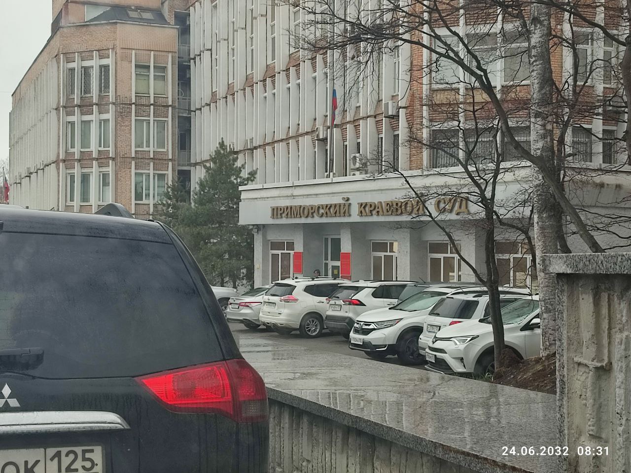 Сегодня в скверах Владивостока зазвучат песни военных лет. С 15:00 до 18:00 самые известные мелодии 40-х можно будет услышать: в сквере Комсомольцев Пушкинская, 55 ; в сквере Дружбы «Авангард» ; на Лермонтова, 81 пос. Трудовое ; на Тунгусской, 69; на сопке Бурачка; на набережной Арсеньева Вторая Речка ; в Некрасовском сквере; у озера на Сафонова; на Ульяновской, 8. Специалисты проверят оборудование, и если его тестирование пройдет успешно, музыка Победы будет звучать по указанным адресам в дни празднования 9 Мая с 10:00 до 13:00 и с 15:00 до 21:00. #80ЛетПобедеВладивосток