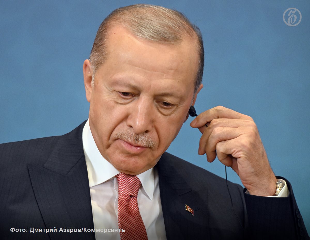 Президент Турции Реджеп Тайип Эрдоган собирается сделать сына Билала своим преемником считают западные СМИ Как дали понять в частности на этой неделе источники Bloomberg его могут готовить к тому чтобы возглавить партию и стать вице президентом а потом попробовать свои силы и на главном посту в стране Сам Билал Эрдоган активно занятый бизнесом различными образовательными проектами и работой с молодежью такие планы категорически отрицает утверждая что политика его вообще не интересует Это впрочем не мешает сыну президента посещать все важные политические мероприятия В Турции где об этом пишут и говорят уже давно считают что передача президентской власти по наследству завершит процесс перехода страны от ограниченной демократии к персоналистской автократии Подписывайтесь на Ъ в Telegram в MAX Оставляйте бусты