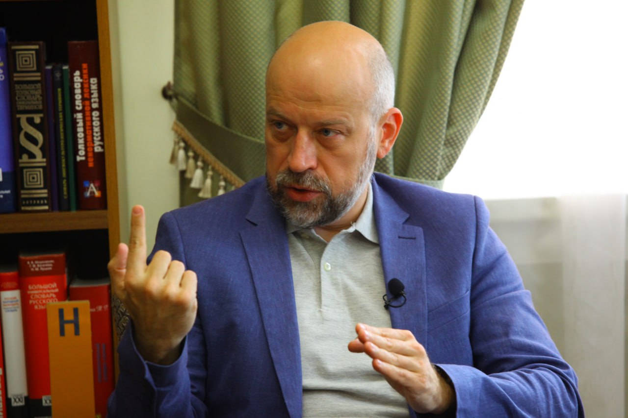 Экс председатель южноуральского избиркома стал вице губернатором Запорожья Губернатор Запорожской области Евгений Балицкий определился с одним из своих заместителей В своём телеграм канале Балицкий сообщил что вице губернатором назначен Сергей Обертас Пока что он находится в этом статусе в ранге исполняющего обязанности однако в дальнейшем может быть и утверждён должности Напомним что политическая карьера Обертаса плотно связана с Южным Уралом В разные периоды времени новый вице губернатор Запорожья был заместителем руководителя администрации Челябинской области а также председателем регионального избиркома Также добавим что Сергей Обертас не первый южноуральский вип получивший высокую должность в новых регионах РФ Ранее председателем правительства ЛНР был назначен экс глава Миасса и бывший вице губернатор Челябинской области Егор Ковальчук Кроме того в Запорожье в статусе главы регионального кабмина работала и Ирина Гехт сейчас возглавляющая Ненецкий автономный округ а до этого бывшая в течение почти 5 лет первым заместителем губернатора Челябинской области eugenejut