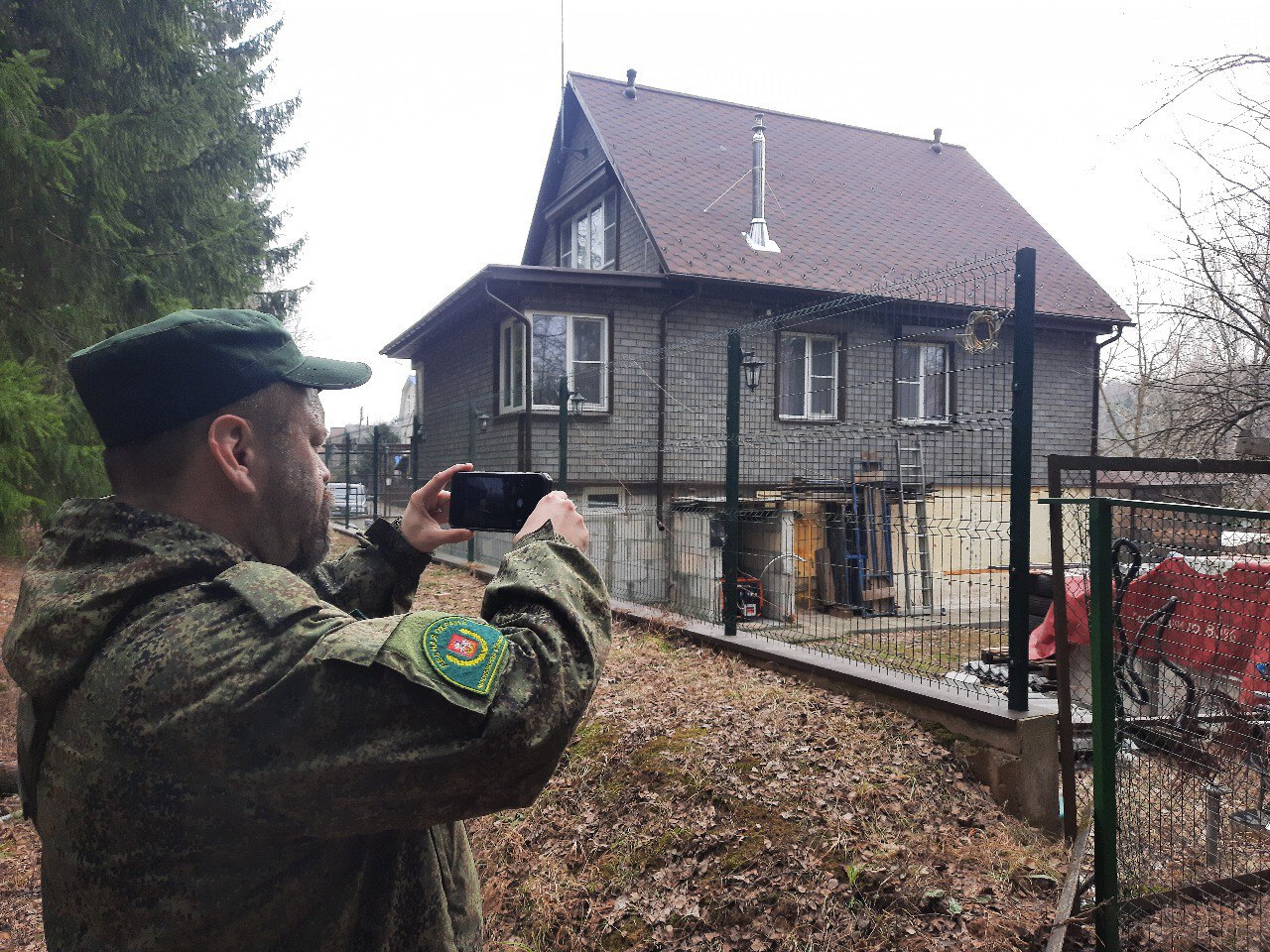 Более 370 самовольных занятий лесных участков выявлено в Подмосковье с начала 2025 года Лесная охрана Комитета лесного хозяйства Московской области регулярно проводит патрулирование земель государственного лесного фонда по установленным маршрутам. В случае выявления нарушений лесного законодательства составляются протоколы о правонарушениях и рассчитывается ущерб, подлежащий возмещению. «С начала года в ходе патрулирований на территории всех подмосковных лесничеств выявлено 371 факт самовольного занятия лесных участков. Больше всего нарушений зафиксировано в Волоколамском 110 , Подольском 63 , Истринском 40 и Виноградовском 18 лесничествах», - рассказал председатель Комитета лесного хозяйства Московской области Алексей Ларькин. По нарушениям составлено 396 протоколов об административных правонарушениях, в том числе в отношении физических лиц. Граждане с целью увеличения своих дачных владений идут на хитрость: расширяют имеющиеся наделы путем «присоединения» к ним лесных участков, огораживания и возведения на них построек, затем выращивают на «захваченных» землях плодово-ягодных деревья и кустарники, овощные и ягодные культуры, складируя строительные материалы, мусор и организуя компостные кучи. ‼ Предупреждаем, самовольное занятие лесного участка квалифицируется как правонарушение, которое согласно ст. 7.9 КоАП РФ влечет наложение административного штрафа на граждан в размере до 50 000 рублей; на должностных лиц - до 100 000 рублей; на юридических лиц - до 300 000 рублей. Кроме того, помимо штрафов ст. 100 ЛК РФ предусмотрено возмещение вреда, причиненного лесам и находящимся в них природным объектам.