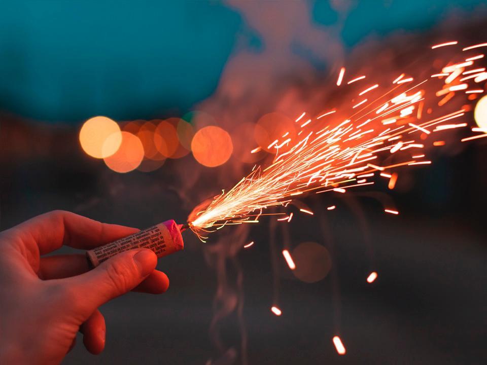 В Подмосковье сразу два инцидента с петардами закончились травмами у детей Ребенок из Сергиево Посадского округа попал в больницу в состоянии средней степени тяжести Второго ребенка из Серпухова врачи осмотрели и отправили на амбулаторное лечение по месту жительства После случившегося проверки начали Сергиево Посадская и Серпуховская городские прокуратуры Им предстоит установить обстоятельства происшествии оценить работу системы профилактики безнадзорности и правонарушений несовершеннолетних а также отдельно проверить был ли со стороны взрослых должный контроль за детьми Скорейшего выздоровления деткам Подписаться Прислать новость   Проголосовать за канал Читать в MAX