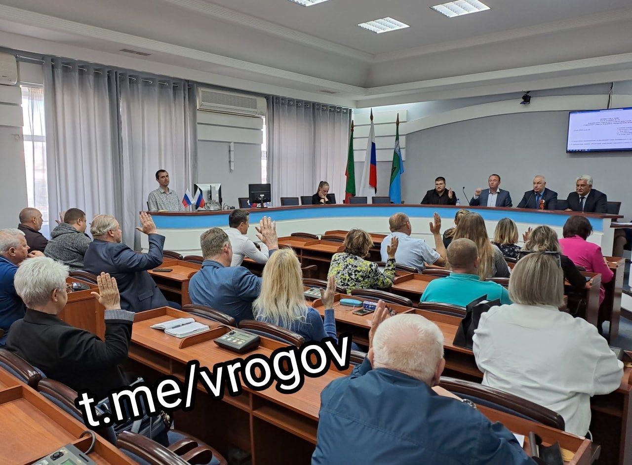 На Запорожье очередная смена власти Бердянский горсовет досрочно прекратил полномочия Главы Бердянска в связи с отставкой по собственному желанию. Состоялось 24-ое заседание Бердянского городского Совета депутатов, на котором было рассмотрено 2 вопроса. Первый: «О досрочном прекращении полномочий главы Бердянского городского округа». Александр Сауленко ушёл в отставку по собственному желанию в связи с переходом на другую работу. Временно исполняющим обязанности Главы Бердянска утверждён заместитель главы города по социальны вопросам Андрей Ковганко. Андрей Анатольевич – полковник в отставке, работал в военно-гражданской администрации области, является депутатом Законодательного собрания, работал заместителем председателя Заксобрания. Вторым вопросом депутаты присвоили звание Почётный гражданин Бердянска Завальнюку Николаю Антоновичу ветерану Великой Отечественной войны. Ранее этого почётного звания были удостоены ещё трое ветеранов, живущих в Бердянске. Это Николай Иванович Варченко, Григорий Иосифович Розуман и Семён Григорьевич Рупчев. Владимир Рогов Рогов. Глас Народа