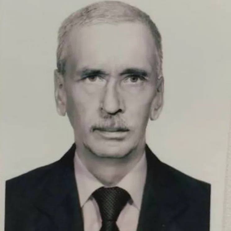 На Урале вторые сутки ищут охотника мужчина ушёл в тайгу и исчез Под Первоуральском идут поиски 63 летнего опытного охотника Алексея Григорьева который отправился в лес 23 октября и не вернулся а его телефон недоступен Мужчина взял с собой двух гончих Айку и Шельму Он планировал поохотиться на зайцев В ГУ МВД сообщил что обнаружен УАЗик на котором Григорьев приехал в тайгу Автомобиль стоял на заброшенной стоянке где также нашли снасти и остатки еды Сейчас следователи проверяют двух мужчин которые выезжали на охоту вместе с Григорьевым но позже уехали Родственники думают что в спешке охотник мог забыть дома лекарства которые ему необходимо принимать систематически Алексей был одет в светлую камуфляжную куртку зелёные камуфляжные штаны чёрную вязаную шапку и серые сапоги Рост около 180 сантиметров худощавое телосложение Новости Екб тут SvetEKB