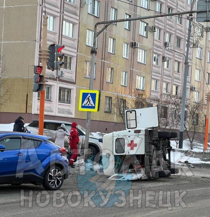 ⏺ Автомобиль скорой помощи перевернулся во время ДТП в Междуреченске — что известно  В пресс-службе ГИБДД Кузбасса   рассказали, что информация уточняется, в ближайшее время станут известны подробности, однако погибших точно нет.  Очевидцы сообщают, что происшествие случилось сегодня утром на проспекте Шахтеров. На кадрах видно, что у автомобиля раскрыта задняя и боковая двери, машина лежит на обочине дороги на боку, а медик стоит рядом.  ⏹