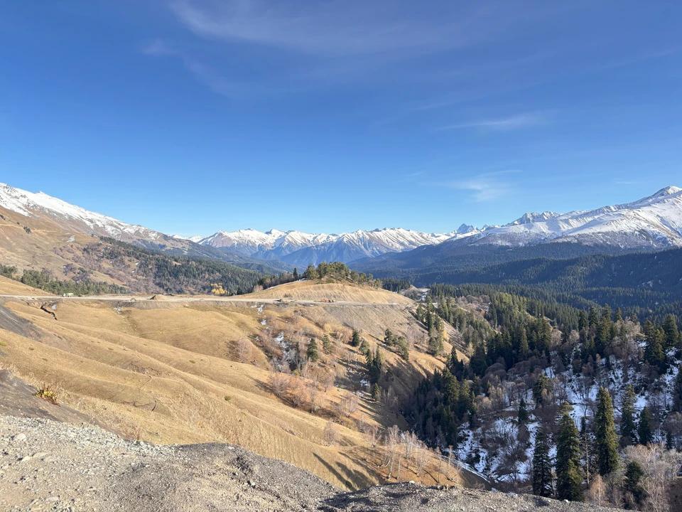 Ткачев показал Путину мегапроект тоннели сквозь горы свяжут Сочи Лаго Наки и Архыз КП уже протестировала маршрут это будет самая красивая дорога страны Александр Ткачев пришел в Кремль с идеей которая тянет на главную стройку десятилетия План прорубить тоннели сквозь горы чтобы объединить главные курорты юга в один мегакластер Математика проекта Сейчас путь от моря до горнолыжки в Лаго Наки занимает 10 часов до Архыза все 15 часов Ткачев предлагает сократить это время до 1 1 5 часов Сочи Лаго Наки один тоннель на 50 км Сочи Архыз три тоннельных комплекса Журналисты Комсомолки уже проехали по этому маршруту по его наземной хардкорной части Подтверждаем это не просто срезка пути это визуальный экстаз Альпийские луга панорамы Кавказского хребта и виды от которых захватывает дух Эту трассу уже сейчас называют самой красивой дорогой России Если проект одобрят туристы получат уникальную опцию утром покорять склоны в Архызе а вечером встречать закат на набережной Сочи Подписаться на kpkuban Читать нас в MAX
