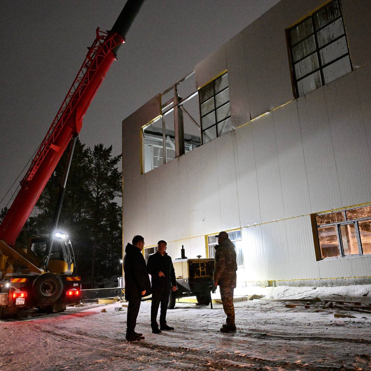 Мужчина погиб при обрушении стройки частной школы в Павлодаре На строительной площадке частной школы где обрушилась плита перекрытия завершились поисковые работы сообщили в пресс службе акима области С помощью кинологов и тепловизора спасатели обнаружили пропавшего мужчину К сожалению спасти его не удалось тело извлекли из под завалов Возбуждено уголовное дело Причины обрушения выясняются sputnikKZ