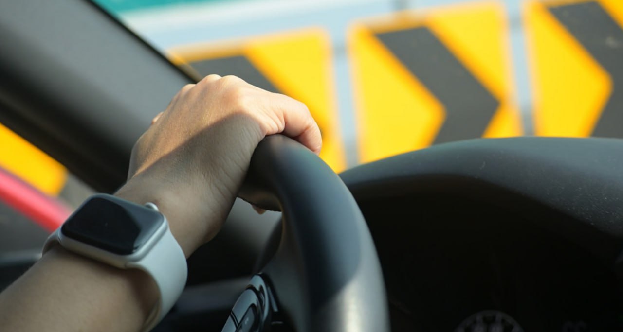 Только будущие водители правила записи на практический экзамен ужесточили Министерство транспорта Великобритании объявило об изменениях в правилах бронирования слотов на сдачу водительских тестов Записаться на экзамен теперь смогут только непосредственно тестируемые третьим лицам включая инструкторов по вождению будет запрещено это делать Кроме того изменить дату или место экзамена можно будет не более двух раз при необходимости третьего переноса теста заявку придется отменить и оформить заново Изменения направлены на борьбу с перепродажей слотов и на снижение очередей к концу сентября на практический экзамен было записано 668 1 тыс человек по сравнению с 579 1 тыс годом ранее По словам министра транспорта Хейди Александер Агентство по стандартам для водителей и транспортных средств DVSA работает над тем чтобы нанять дополнительных инструкторов а для их удержания планируются поощрительные выплаты Целевой показатель по времени ожидания экзамена к которому стремятся в министерстве 7 недель В сентябре же оно составило 21 8 недели